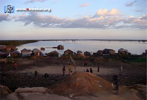 柬埔寨洞里萨湖,全球第二大淡水湖,柬埔寨人喜欢排球,湖区的孩子也是如此……
