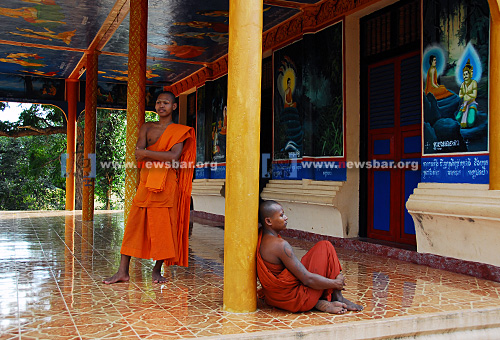 柬埔寨抓拍的僧人……