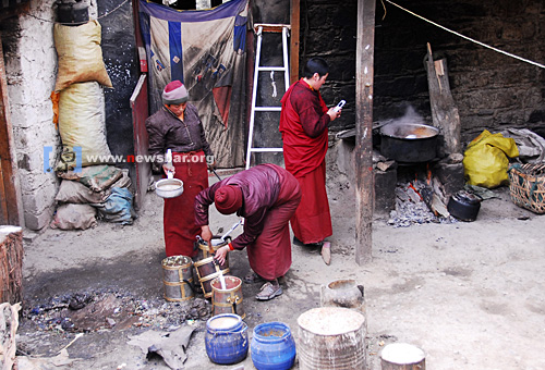 西藏：做酥油茶的尼姑……