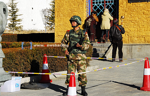 西藏：在布达拉宫外警戒的士兵和身后转经的藏民……