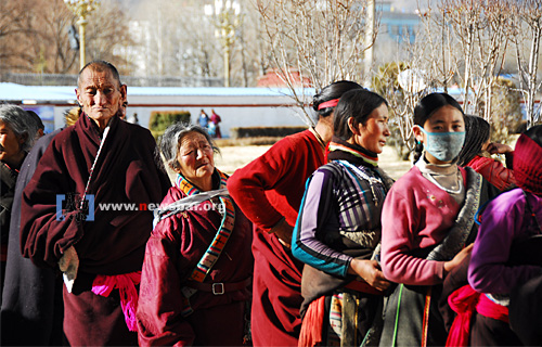 西藏：在布达拉宫外等候的藏民……