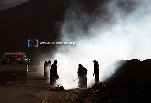 藏历新年，藏民们燃点烟火拜神……