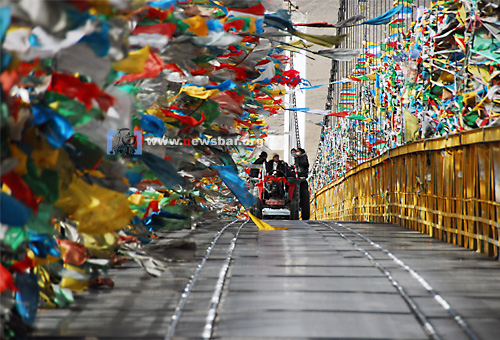西藏：拉萨河上飘扬着经幡的大桥……