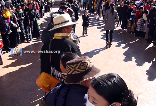 西藏：排队进入布达拉宫红宫的藏民和游客……