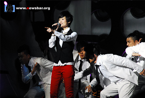 成都:“全球华语榜中榜暨亚洲影响力盛典”上落力为家乡人民演唱的李宇春……