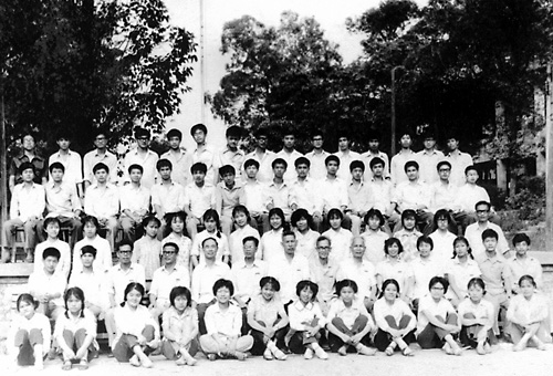 1981年夏天,我们的高中毕业照……