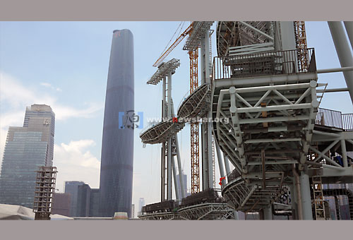 广州迎亚运，天河区珠江新城海心沙亚运开闭幕式会场四大巨大的装置，远处最高的建筑是珠江新城西塔……