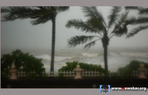 海口贵族游艇会酒店对出海面风高浪急……
