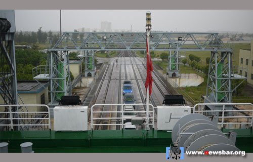 最后几部幸运上船的汽车，车主也许会有逃出生天的喜悦……