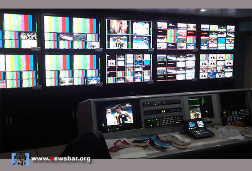 信号调度指挥中心设在250平方演播室控制室……