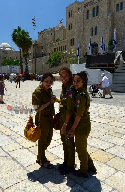 耶路撒冷哭墙，俏丽的以色列女兵。