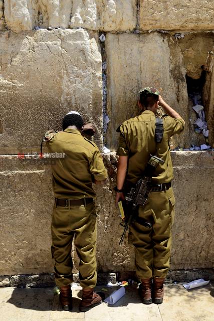 耶路撒冷哭墙，祈祷的以色列军人。